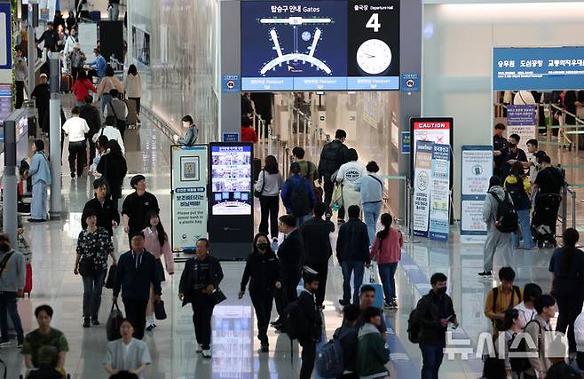 [인천공항=뉴시스] 이영환 기자 = 2일 오전 서울 인천국제공항 제1여객터미널에서 여행객들이 이동하고 있다. 2025.05.02. 20hwan@newsis.com