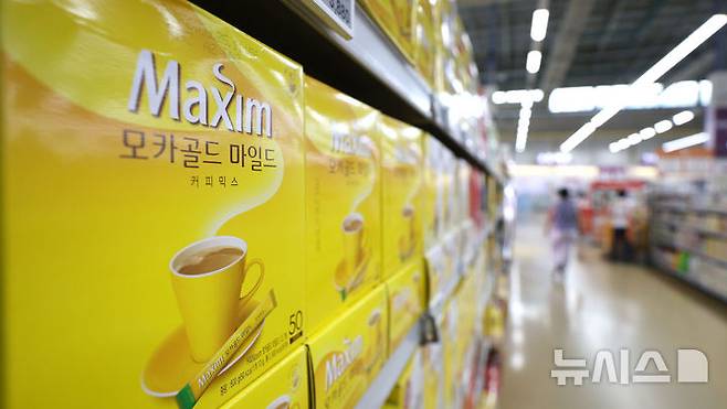[서울=뉴시스] 김선웅 기자 =서울 소재 유통 매장에서 동서식품 커피가 판매되고 있다. 2024.11.01. mangusta@newsis.com