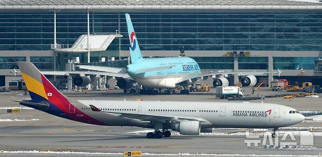 [인천공항=뉴시스] 김선웅 기자 = 인천국제공항 활주로에서 대한항공·아시아나항공 양사 항공기가 오가고 있다. 2024.11.29. mangusta@newsis.com