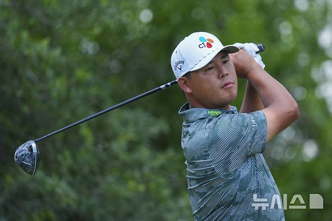 [포트워스=AP/뉴시스] 김시우가 22일(현지 시간) 미 텍사스주 포트워스의 콜로니얼 컨트리클럽에서 열린 미국프로골프(PGA) 투어 찰스 슈왑 챌린지 첫날 9번 홀에서 티샷하고 있다. 2025.05.23.