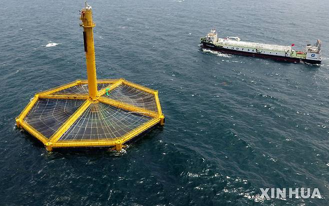 [칭다오=신화/뉴시스] 중국이 서해에 어류 양식 시설이라며 설치한 '선단 1호'에 중국 선박이 접근하는 모습. 사진은 2022년 6월 7일에 촬영된 항공사진. 2025.05.24.