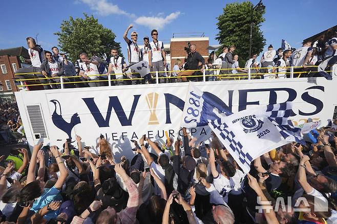 [런던=AP/뉴시스] 토트넘 홋스퍼 선수들이 23일(현지 시간) 영국 런던 북부에서 무개 버스에 올라 팬들의 환호를 받으며 2024-25 유럽축구연맹(UEFA) 유로파리그(UEL) 우승 퍼레이드를 펼치고 있다. 2025.05.24.