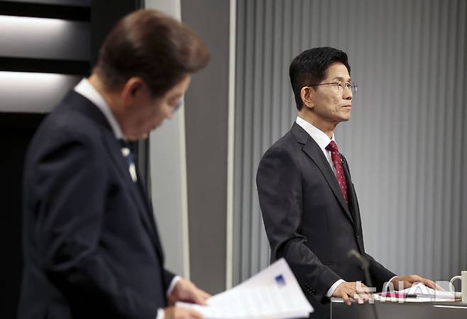 [서울=뉴시스] 국회사진기자단 = 김문수 국민의힘 대선후보가 23일 서울 영등포구 KBS본관 스튜디오에서 열린 중앙선거방송토론위원회 주관 제21대 대통령선거 2차 후보자 토론회 준비를 하고 있다. 왼쪽은 이재명 더불어민주당 후보. 2025.05.23. photo@newsis.com