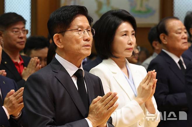 [단양=뉴시스] 권창회 기자 = 김문수(왼쪽) 국민의힘 대선 후보와 이재명 더불어민주당 대선후보 배우자 김혜경 여사가 24일 충북 단양군 구인사에서 열린 상월원각대조사 제51주기 열반대제에 참석해 합장을 하고 있다. 2025.05.24. kch0523@newsis.com