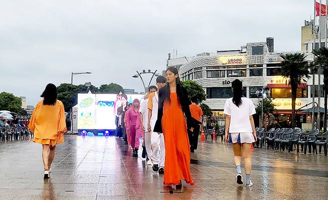[영주=뉴시스] 제주시 동문시장 탐라문화광장에서 열린 '영주풍기인견 제주페스티벌'에서 패션쇼가 열리고 있다. (사진=영주시 제공) 2025.05.24. photo@newsis.com   *재판매 및 DB 금지
