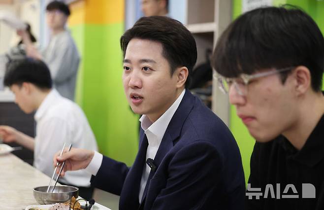 [서울=뉴시스] 김진아 기자 = 이준석 개혁신당 대선 후보가 24일 서울 동작구 한 한식 뷔페에서 공시생들과 식사를 하며 대화하고 있다. 2025.05.24. bluesoda@newsis.com