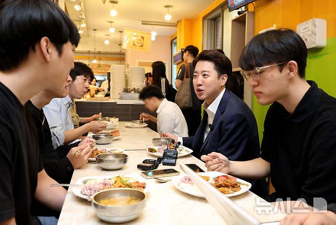 [서울=뉴시스] 김진아 기자 = 이준석 개혁신당 대선 후보가 24일 서울 동작구 한 한식 뷔페에서 공시생들과 식사를 하며 대화하고 있다. 2025.05.24. bluesoda@newsis.com