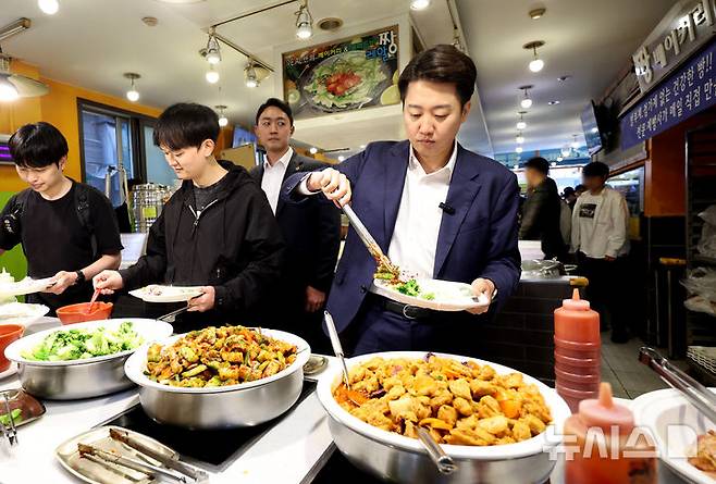 [서울=뉴시스] 김진아 기자 = 이준석 개혁신당 대선 후보가 24일 서울 동작구 한 한식 뷔페에서 음식을 담고 있다. 2025.05.24. bluesoda@newsis.com