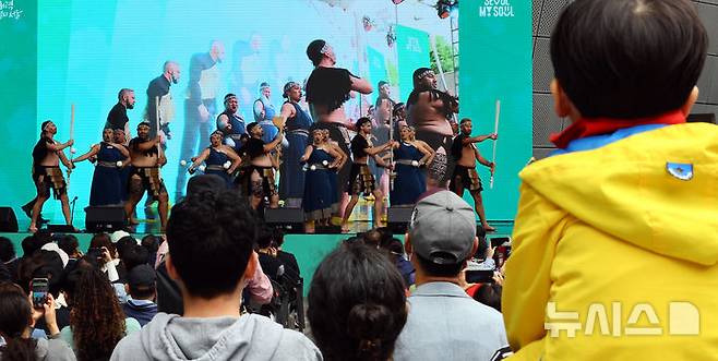 [서울=뉴시스] 박주성 기자 = 24일 서울 동대문디자인플라자(DDP) 어울림 광장에서 열린 2025 서울세계도시문화축제에서 뉴질랜드 마오리족 공연단이 공연을 하고 있다. 2025.05.24. park7691@newsis.com