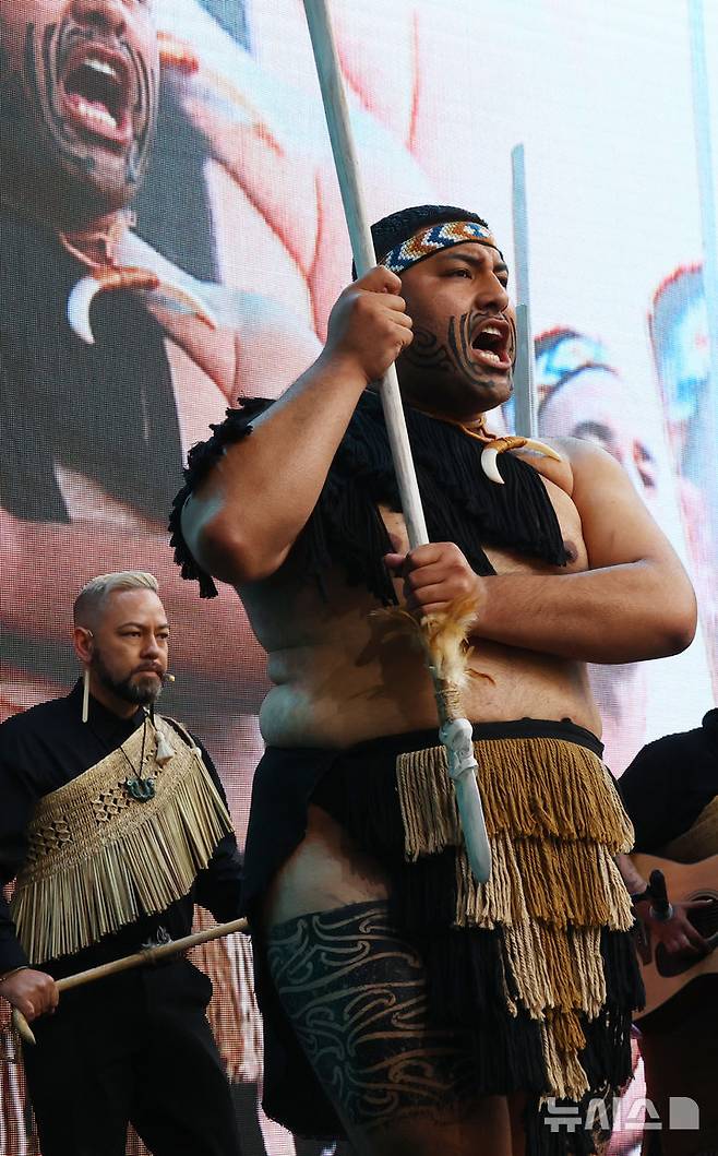 [서울=뉴시스] 박주성 기자 = 24일 서울 동대문디자인플라자(DDP) 어울림 광장에서 열린 2025 서울세계도시문화축제 개막식에서 뉴질랜드 마오리족 공연단이 축하공연을 하고 있다. 2025.05.24. park7691@newsis.com