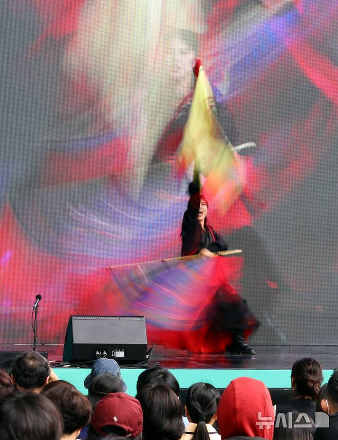 [서울=뉴시스] 박주성 기자 = 24일 서울 동대문디자인플라자(DDP) 어울림 광장에서 열린 2025 서울세계도시문화축제에서 한국 공연단이 공연을 하고 있다. 2025.05.24. park7691@newsis.com