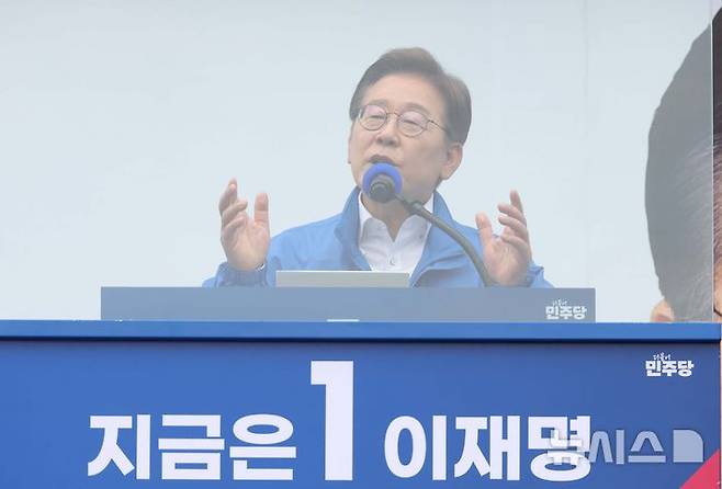 [안양=뉴시스] 조성봉 기자 = 이재명 더불어민주당 대선 후보가 24일 경기 안양 동안구 평촌중앙공원에서 열린 집중유세에서 시민들에게 지지를 호소하고 있다. 2025.05.24.suncho21@newsis.com