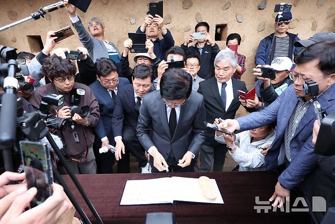 [구미=뉴시스] 권창회 기자 = 김문수 국민의힘 대선 후보가 24일 경북 구미시 박정희 전 대통령 생가를 방문해 방명록을 작성하고 있다. 2025.05.24. kch0523@newsis.com