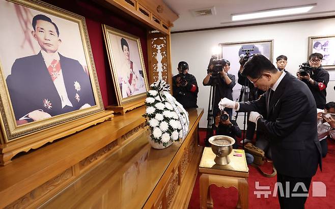 [구미=뉴시스] 권창회 기자 = 김문수 국민의힘 대선 후보가 24일 경북 구미시 박정희 전 대통령 생가를 방문해 분향하고 있다. 2025.05.24. kch0523@newsis.com