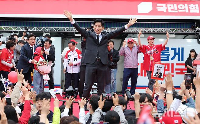 [구미=뉴시스] 권창회 기자 = 김문수 국민의힘 대선 후보가 24일 경북 구미시 박정희 전 대통령 생가 인근에서 열린 유세에서 지지자들에게 인사하고 있다. 2025.05.24. kch0523@newsis.com