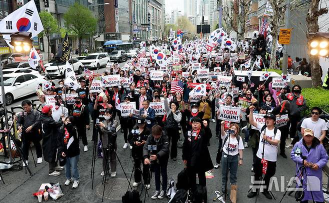 [서울=뉴시스] 김진아 기자 = 지난 19일 서울 서초구 교대역 인근에서 윤석열 대통령의 복귀를 요구하는 2030의 '윤어게인(YOON AGAIN)' 집회가 열리고 있다. 2025.04.19. bluesoda@newsis.com