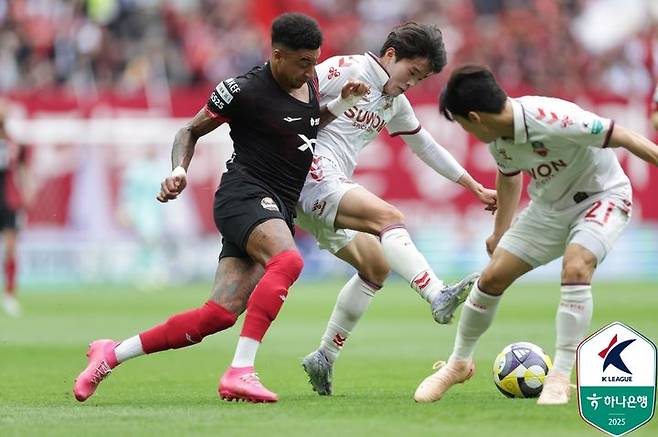 [서울=뉴시스] 프로축구 K리그1 FC서울의 린가드, 수원FC의 김도윤. (사진=한국프로축구연맹 제공)