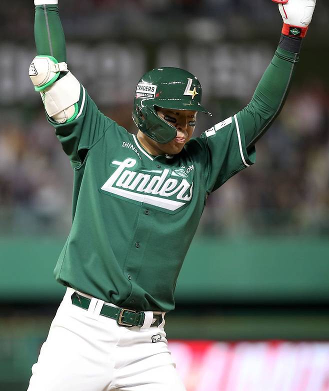 [서울=뉴시스] 프로야구 SSG 랜더스 한유섬이 24일 인천 SSG랜더스필드에서 열린 2025 신한 쏠뱅크 KBO리그 LG  트윈스와의 경기 9회말 끝내기 안타를 친 뒤 포효하고 있다. (사진=SSG 랜더스 제공) 2025.05.24. *재판매 및 DB 금지