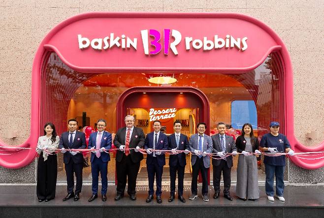 16일 배스킨라빈스 '청담점' 오픈 기념행사에서 참석자들이 기념촬영을 하고 있다. SPC 제공