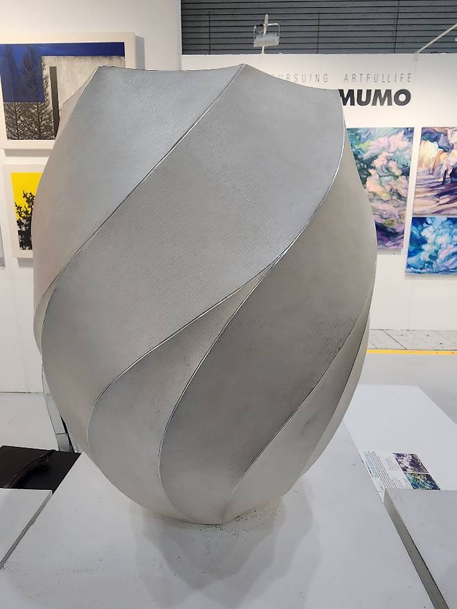서울 코엑스에서 25일까지 열리는 '조형아트서울 2025(PLAS 2025)'에 전시된 갤러리 무모_김두봉, 'Natural Fiow #5', 순은, 36x36x44cm, 2023. 곽인숙 기자