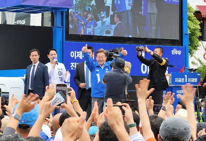 제주서 유세하는 이재명 후보     (제주=연합뉴스) 백나용 기자 = 더불어민주당 이재명 대선 후보가 22일 제주시 동문로터리에서 제주도민에게 지지를 호소하고 있다. 2025.5.22     dragon.me@yna.co.kr (끝)   <저작권자(c) 연합뉴스, 무단 전재-재배포, AI 학습 및 활용 금지> 연합뉴스