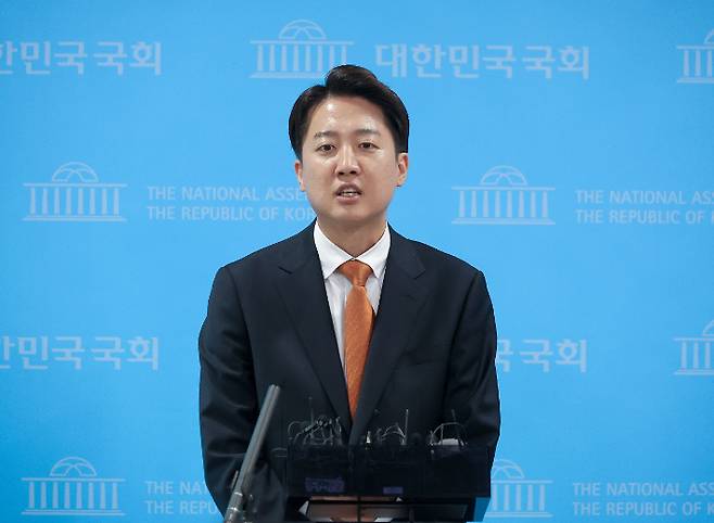 단일화 입장 발표 위해 취재진 앞에 선 이준석 후보     (서울=연합뉴스) 류영석 기자 = 개혁신당 이준석 대선 후보가 22일 서울 여의도 국회 소통관에서 국민의힘 김문수 대선 후보와의 단일화 요구에 대한 입장 발표 기자회견을 마친 뒤 취재진 질문에 답하고 있다. 2025.5.22     ondol@yna.co.kr (끝)   <저작권자(c) 연합뉴스, 무단 전재-재배포, AI 학습 및 활용 금지> 연합뉴스