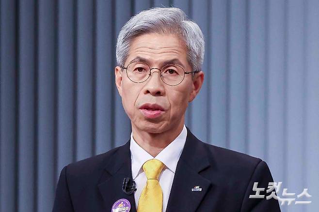 민주노동당 권영국 대선후보가 23일 서울 영등포구 여의도 KBS 스튜디오에서 열린 중앙선거방송토론위원회 주관 제21대 대통령선거 후보자 토론회에 앞서 준비를 하고 있다. 국회사진기자단