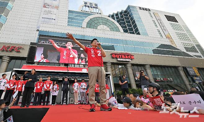 김문수 국민의힘 대선 후보가 22일 경기 부천시 부천역마루광장에서 열린 집중유세에서 시민들에게 지지를 호소하고 있다. 황진환 기자