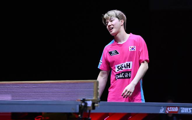 안재현이 23일(현지시간) 카타르 도하 루사일 아레나에서 열린 2025 국제탁구연맹(ITTF) 세계선수권대회 남자 단식 8강 우고 칼데라노(브라질)과 경기에서 실점한 뒤 아쉬워하고 있다. 사진공동취재단