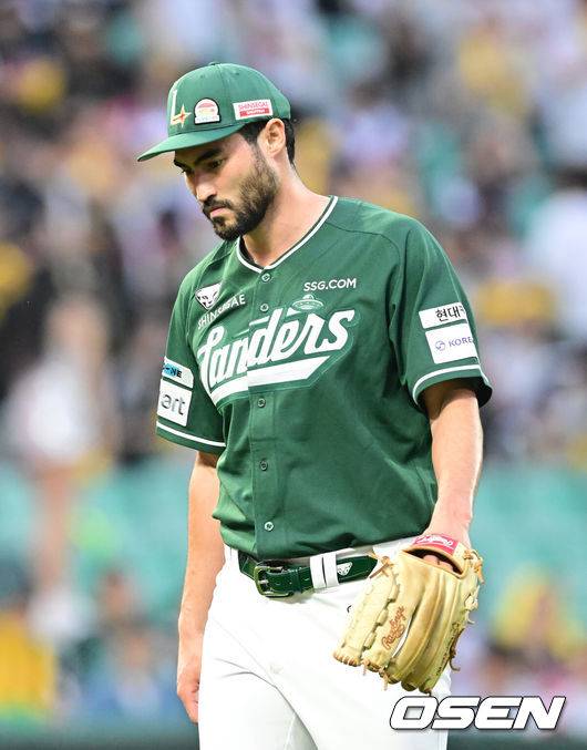 [OSEN=인천, 김성락 기자] 23일 오후 인천 미추홀구 SSG랜더스필드에서 ‘2025 신한 SOL Bank KBO리그’ SSG 랜더스와 LG 트윈스의 경기가 열렸다.이날 홈팀 SSG는 화이트, LG는 손주영을 선발로 내세웠다.3회초 종료 후 SSG 화이트가 더그아웃으로 이동하고 있다. 2025.05.23 / ksl0919@osen.co.kr