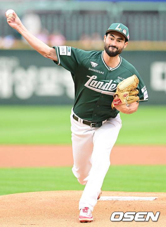 [OSEN=인천, 김성락 기자] 23일 오후 인천 미추홀구 SSG랜더스필드에서 ‘2025 신한 SOL Bank KBO리그’ SSG 랜더스와 LG 트윈스의 경기가 열렸다.이날 홈팀 SSG는 화이트, LG는 손주영을 선발로 내세웠다.1회초 SSG 선발 화이트가 마운드에 올라 힘차게 공을 뿌리고 있다. 2025.05.23 / ksl0919@osen.co.kr