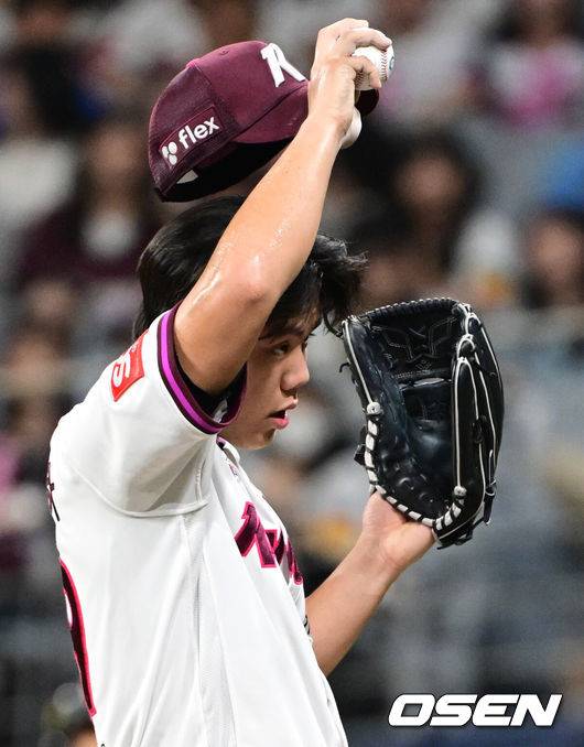 [OSEN=고척, 조은정 기자]23일 오후 서울 고척스카이돔에서 2025 신한 SOL Bank KBO리그 키움 히어로즈와 KT 위즈의 경기가 열린다.이날 키움은 김윤하, KT는 오원석을 선발로 내세웠다.6회초 2사 2루 KT 권동진에게 볼넷으로 출루를 허용한 키움 선발 김윤하가 아쉬워하고 있다. 2025.05.23 /cej@osen.co.kr