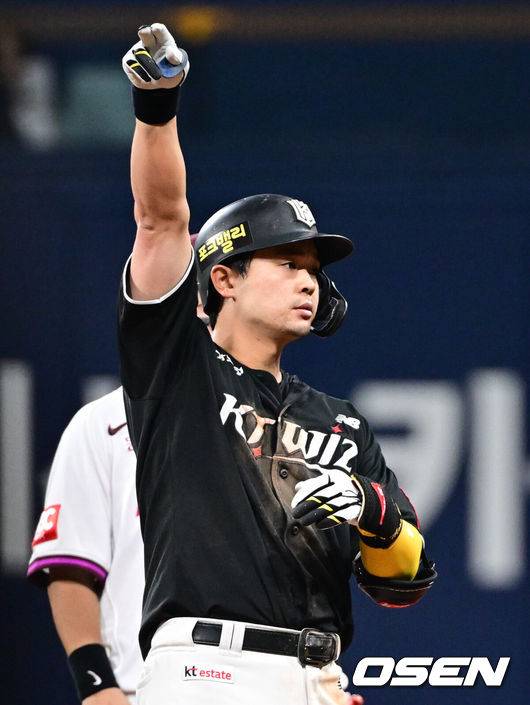 [OSEN=고척, 조은정 기자]23일 오후 서울 고척스카이돔에서 2025 신한 SOL Bank KBO리그 키움 히어로즈와 KT 위즈의 경기가 열린다.이날 키움은 김윤하, KT는 오원석을 선발로 내세웠다.6회초 2사 1,2루 KT 문상철이 동점 2타점 2루타를 날린 뒤 세리머니를 하고 있다. 2025.05.23 /cej@osen.co.kr