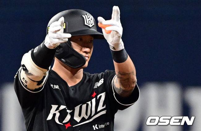 [OSEN=고척, 조은정 기자]23일 오후 서울 고척스카이돔에서 2025 신한 SOL Bank KBO리그 키움 히어로즈와 KT 위즈의 경기가 열린다.이날 키움은 김윤하, KT는 오원석을 선발로 내세웠다.6회초 2사 만루 KT 김민혁이 역전 싹쓸이 3타점 적시 2루타를 날린 뒤 세리머니를 하고 있다. 2025.05.23 /cej@osen.co.kr