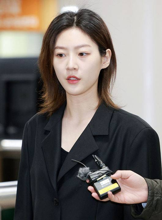 [OSEN=민경훈 기자] 도로교통법 위반(음주운전) 등 혐의로 기소된 배우 김새론이 5일 오전 서울 서초구 서울중앙지방법원에서 열린 1심 선고를 위해 출석하고 있다.김새론은 지난해 5월 서울 강남구 청담동에서 음주 운전을 하다 가드레일과 가로수, 변압기를 여러 차례 들이받는 사고를 냈다. 2023.04.05 /rumi@osen.co.kr