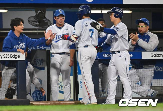 [OSEN=대구, 이석우 기자] 23일 대구삼성라이온즈파크에서 2025 신한 SOL 뱅크 KBO 리그 삼성 라이온즈와 KIA 타이거즈의 경기가 열렸다. 홈팀 삼성은 황동재가, 방문팀 KIA는 네일이 선발 출전했다. 삼성 라이온즈 이재현이 4회말 1사 3루 역전 중견수 희생플라이를 치고 하이파이브를 하고 있다. 2025.05.23 / foto0307@osen.co.kr