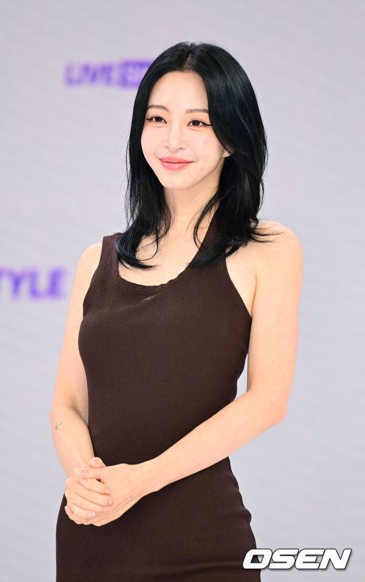 [OSEN=김성락 기자] 22일 오전 서울 서초구 CJ ENM 커머스부문 사옥에서 CJ 온스타일 ‘초대형 모바일 라이브쇼’ 제작발표회가 열렸다. 이날 행사에는 배우 한예슬, 안재현, 방송인 김소영, 가수 소유, 선예가 참석했다. 배우 한예슬이 포즈를 취하고 있다. 2024.08.22 / ksl0919@osen.co.kr