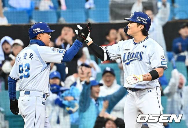 [OSEN=대구, 이석우 기자] 24일 대구삼성라이온즈파크에서 2025 신한 SOL 뱅크 KBO 리그 삼성 라이온즈와 KIA 타이거즈의 경기가 열렸다. 홈팀 삼성은 이승현이, 방문팀 KIA는 김도현이 선발 출전했다. 삼성 라이온즈 류지혁이 4회말 2사 만루 싹쓸이 좌중간 2루타를 치고 실책을 틈타 3루까지 진루한 후 하이파이브를 하고 있다. 2025.05.24 / foto0307@osen.co.kr