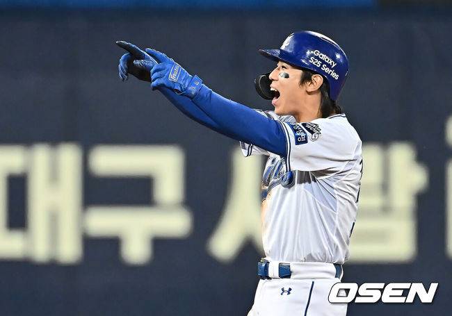 [OSEN=대구, 이석우 기자] 24일 대구삼성라이온즈파크에서 2025 신한 SOL 뱅크 KBO 리그 삼성 라이온즈와 KIA 타이거즈의 경기가 열렸다. 홈팀 삼성은 이승현이, 방문팀 KIA는 김도현이 선발 출전했다. 삼성 라이온즈 김성윤이 8회말 2사 만루 좌익수 뒤 2타점 2루타를 치고 세리머니를 하고 있다. 2025.05.24 / foto0307@osen.co.kr