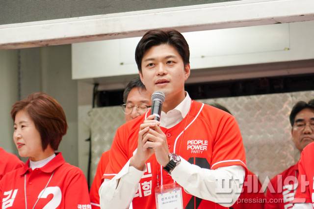 ▲23일 부산 서면을 찾은 김용태 국민의힘 비대위원장이 선거차량에 올라 발언하고 있다.ⓒ프레시안(강지원)