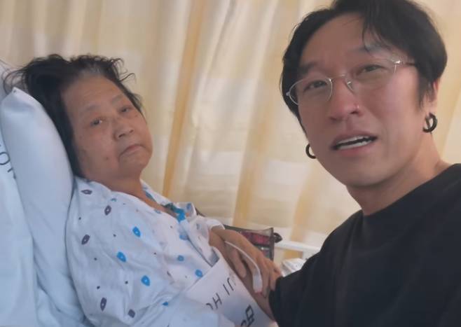 빽가가 모친과 함께 사진을 찍었다. 인스타그램 캡처.