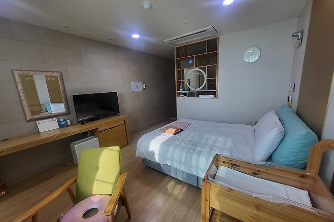 산후조리원 내부 모습. 침대, 아기침대, 수유쿠션, 티비, 공기청정기 등 신생아와 산모를 위한 편의 시설이 갖춰져 있다.