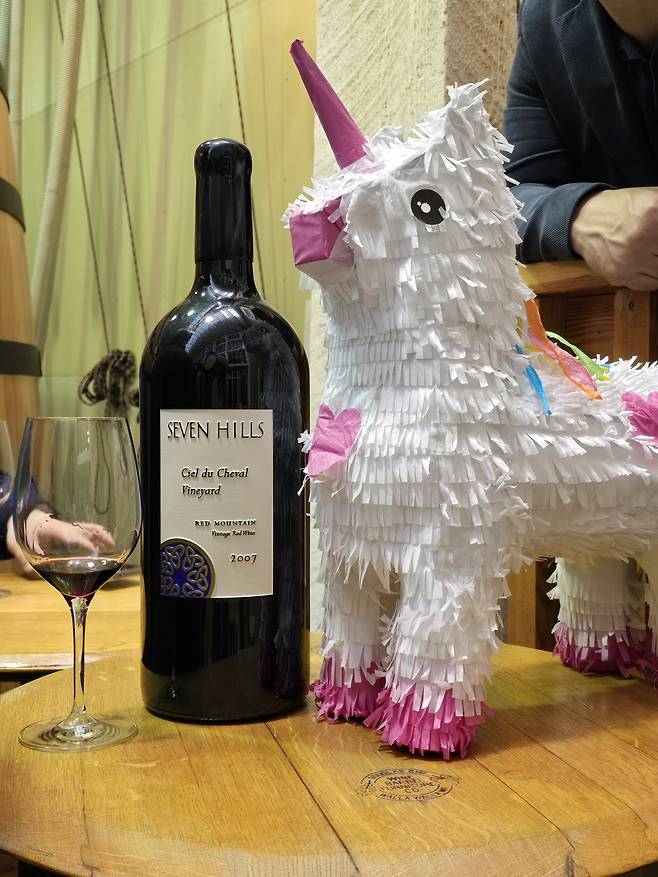 세븐 힐스 빈야드 와인과 유니콘 인형.
