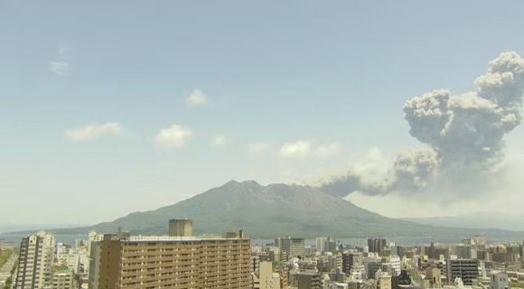 22일 낮 12시 38분 일본 규슈 남부 가고시마현에 위치한 사쿠라지마가 분화하는 모습. MBC 남일본 방송 캡처