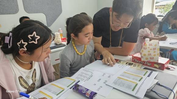 희망여행 봉사단원들이 한글학교 수업을 진행하는 모습. 희망여행 제공