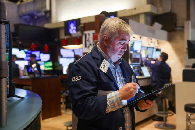 미국 뉴욕증권거래소에서 한 트레이더강 업무를 보고 있다. AFP연합뉴스