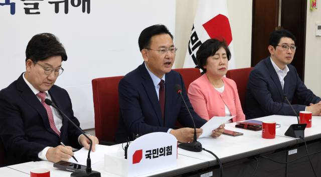 국민의힘 법제사법위원회 간사인 유상범 의원(왼쪽 두번째)이 이달 14일 국회에서 권성동 원내대표 주재로 열린 법제사법위원회 관련 긴급회의에서 발언하고 있다. 연합뉴스