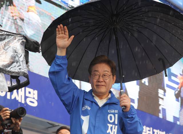 더불어민주당 이재명 대선후보가 지난 15일 전남 순천시 연향동 패션의 거리에서 열린 유세에서 인사하고 있다. 연합뉴스