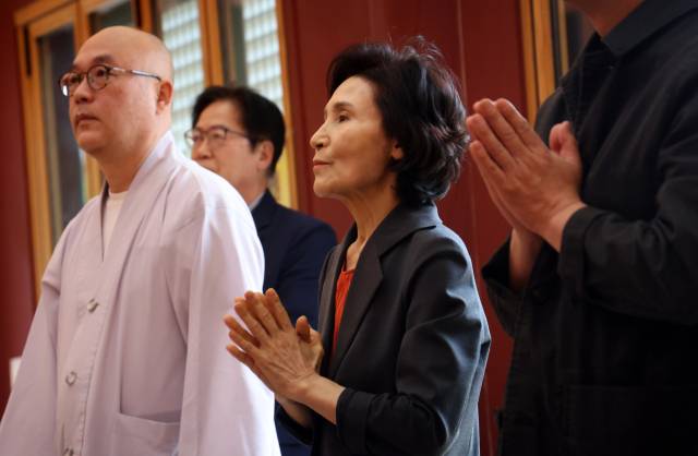 이달 23일 강원 원주시 구룡사를 방문한 김문수 국민의힘 대선 후보의 배우자 설난영 씨가 기도하고 있다. 연합뉴스