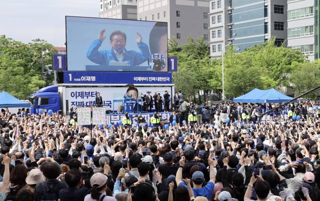 이재명 더불어민주당 대선 후보의 지지자들이 24일 경기 안양시 평촌중앙공원에 운집해 이 후보를 연호하고 있다. 안양=오승현 기자 2025.05.24